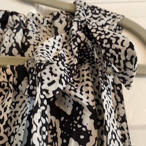 Loft L snakeskin peplum sleeveless blouse with tie bow at top - Picture 3 of 3